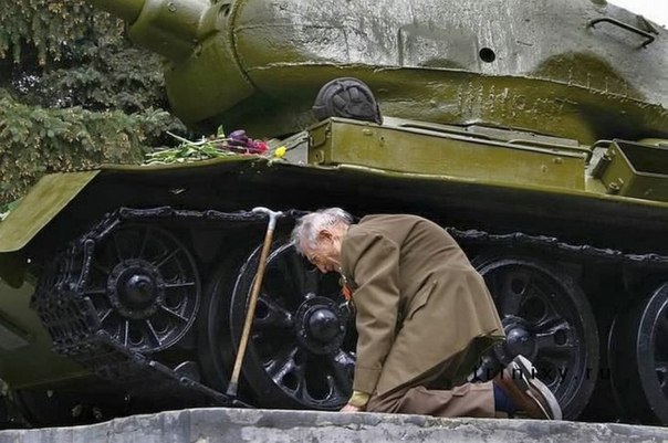 Ветеран преклонился пред танком